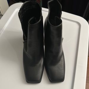 Black short boots 7.5